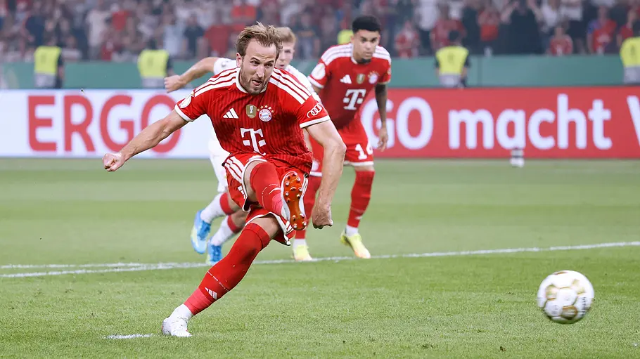 Harry Kane schießt einen Elfmeter beim FC Bayern München Harry Kane schießt im DFB-Pokal Finale 2026 einen Elfmeter für die Bayern gegen den VfB Stuttgart.