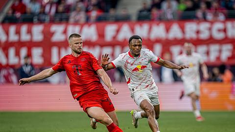 Eric Dier und Lois Openda im Zweikampf bei FC Bayern München und RB Leipzig - Foto: IMAGO / motivio