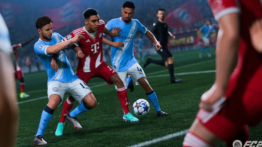 Zwei Spieler halten einen Spieler des FC Bayern München zurück. 