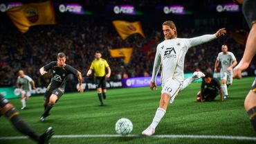 Ein Fußballspieler in einem weißen Fit setzt zum Schuss gegen den Ball an und wird von vielen weiteren Spielern verfolgt. - Foto: EA