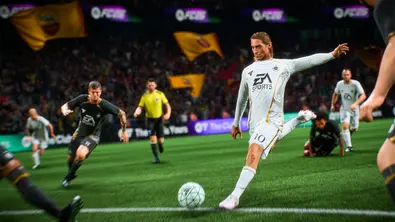 Ein Fußballspieler in einem weißen Fit setzt zum Schuss gegen den Ball an und wird von vielen weiteren Spielern verfolgt. - Foto: EA
