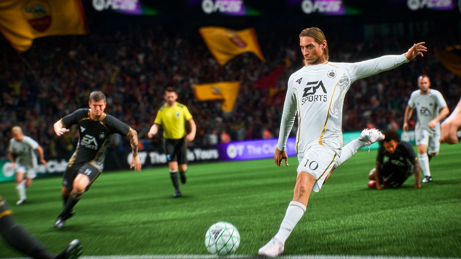 Ein Fußballspieler in einem weißen Fit setzt zum Schuss gegen den Ball an und wird von vielen weiteren Spielern verfolgt.