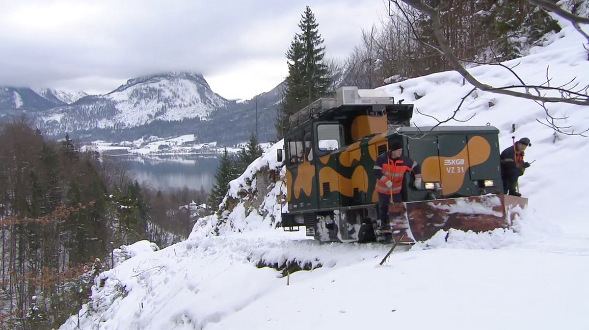 winterdienst auf schienen - stahlkolosse auf eisigen gleisen
