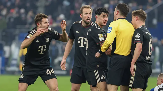 Pavlovic, Kane, Kimmich und Stanisic vom FC Bayern diskutieren mit Schiedsrichter Harm Osmers. - Foto:  IMAGO / osnapix