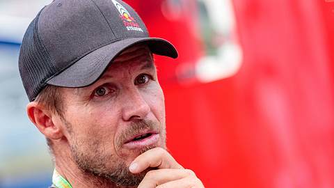 Felix Baumgartner mit Cap und ernstem Gesichtsausdruck bei einem Event. - Foto:  IMAGO / Eibner Europa