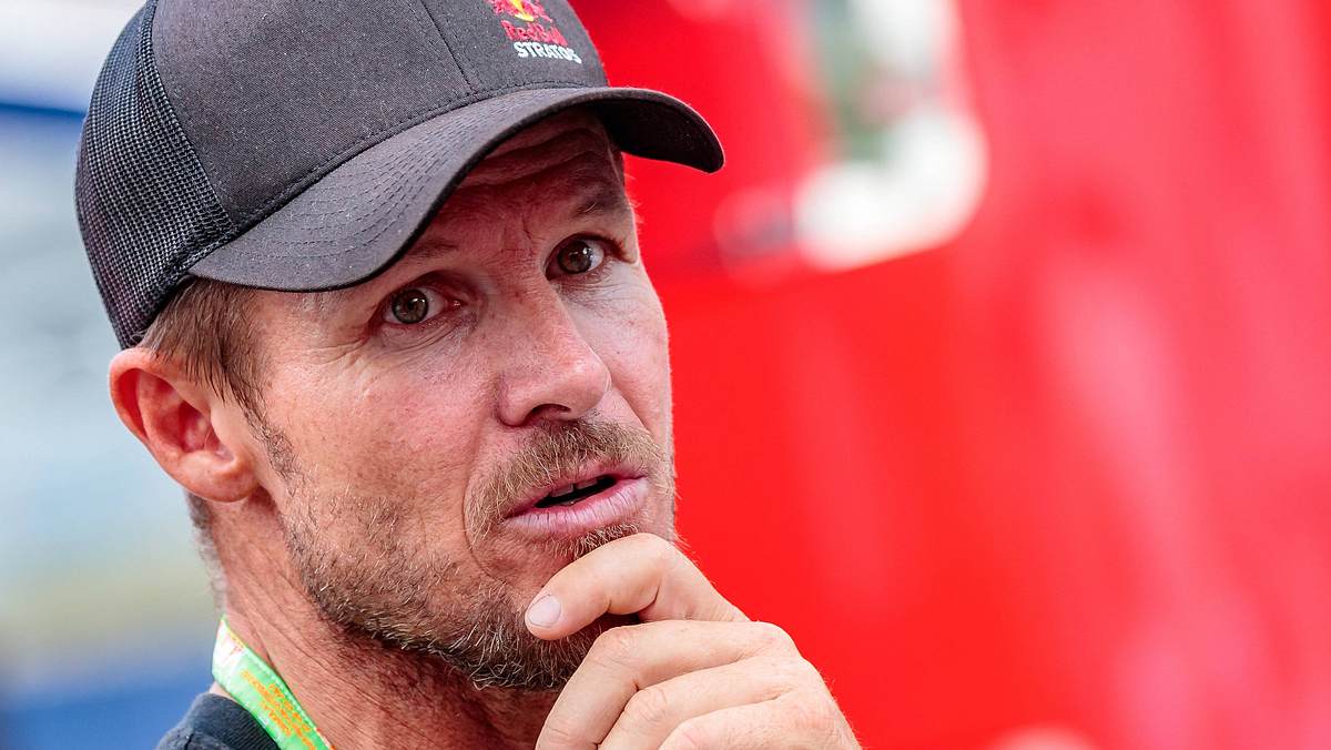 Felix Baumgartner mit Cap und ernstem Gesichtsausdruck bei einem Event.