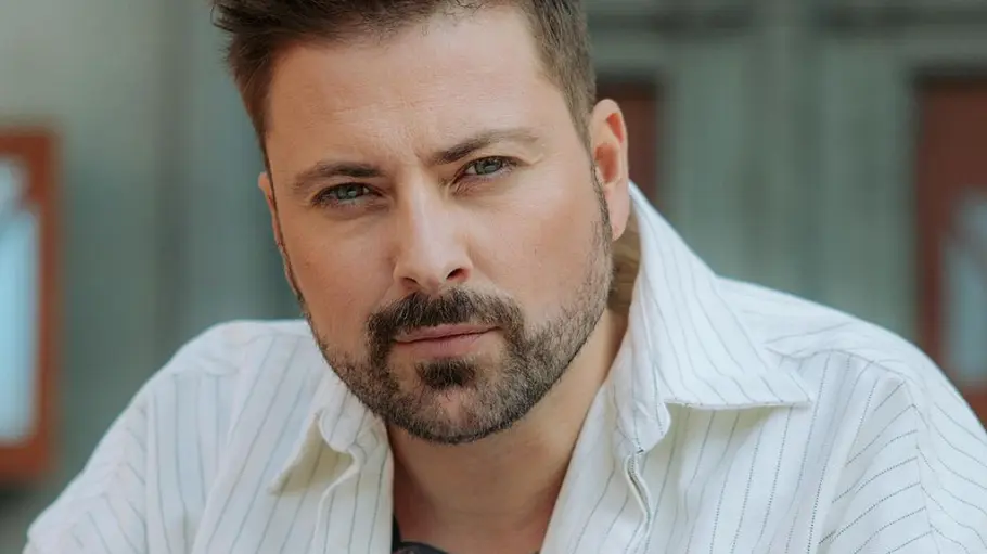 Felix von Jascheroff alias John verlässt die Serie Anfang 2027. Felix von Jascheroff lächelt in die Kamera.