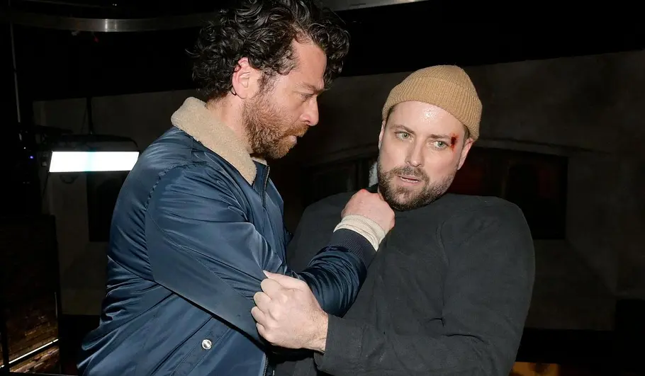 In seiner Verzweiflung sieht Carlos (Patrick Fernandez, l.) bei John (Felix von Jascheroff) rot, er droht ihm.