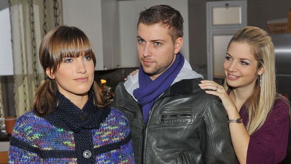 John zwischen den Schwestern Pia (Isabell Horn) und Verena (Susan Sideropoulos) - Foto: RTL
