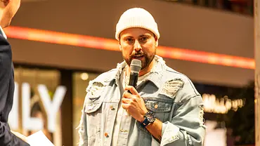 Felix von Jascheroff trägt eine weiße Mütze und hält ein Mikrofon. - Foto: IMAGO / Funke Foto Services Felix von Jascheroff trägt eine weiße Mütze und hält ein Mikrofon. - Foto: IMAGO / Funke Foto Services