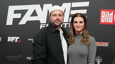 Felix von Jascheroff und Alexandra Sophie Winterberg posieren auf dem roten Teppich. - Foto: IMAGO / BOBO