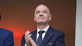 FIFA-Präsident Gianni Infantino im dunklen Anzug blickt nach oben und applaudiert. - Foto: IMAGO / STEINSIEK.CH FIFA-Präsident Gianni Infantino im dunklen Anzug blickt nach oben und applaudiert. - Foto: IMAGO / STEINSIEK.CH