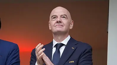 FIFA-Präsident Gianni Infantino im dunklen Anzug blickt nach oben und applaudiert. - Foto: IMAGO / STEINSIEK.CH FIFA-Präsident Gianni Infantino im dunklen Anzug blickt nach oben und applaudiert. - Foto: IMAGO / STEINSIEK.CH