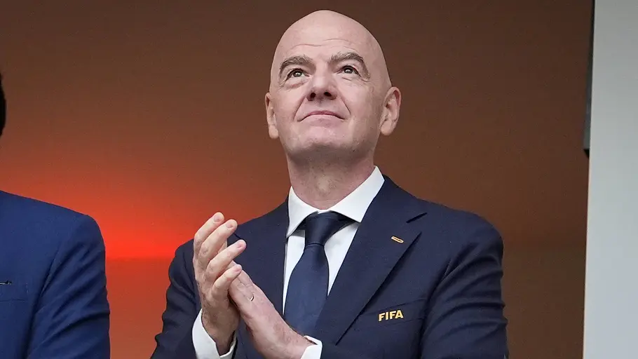 Gianni Infantino im Fokus der „heute-show extra“ FIFA-Präsident Gianni Infantino im dunklen Anzug blickt nach oben und applaudiert.
