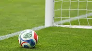 Ein Fußball auf dem Spielfeld. Im Hintergrund sieht man eine Ecke des Tors.d - Foto: IMAGO / Beautiful Sports Ein Fußball auf dem Spielfeld. Im Hintergrund sieht man eine Ecke des Tors.d - Foto: IMAGO / Beautiful Sports