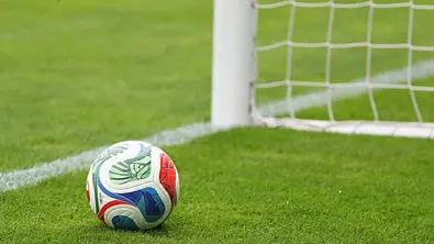 Ein Fußball auf dem Spielfeld. Im Hintergrund sieht man eine Ecke des Tors.d - Foto: IMAGO / Beautiful Sports Ein Fußball auf dem Spielfeld. Im Hintergrund sieht man eine Ecke des Tors.d - Foto: IMAGO / Beautiful Sports