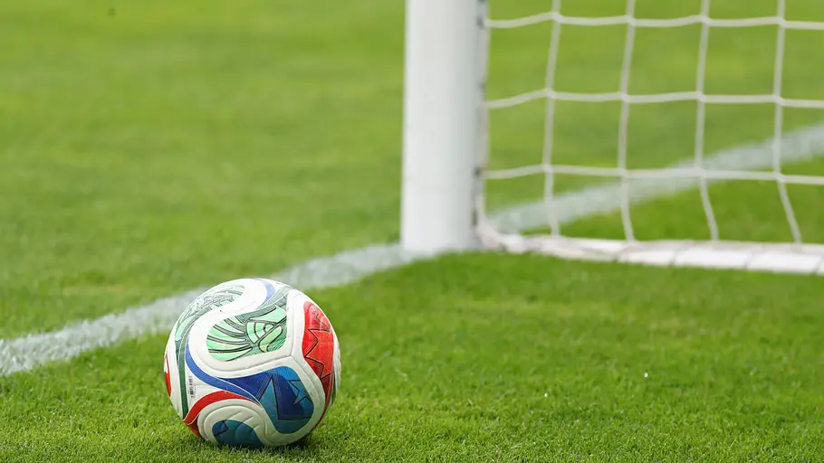FIFA WM 2026: Einfach mitreden Ein Fußball auf dem Spielfeld. Im Hintergrund sieht man eine Ecke des Tors.
