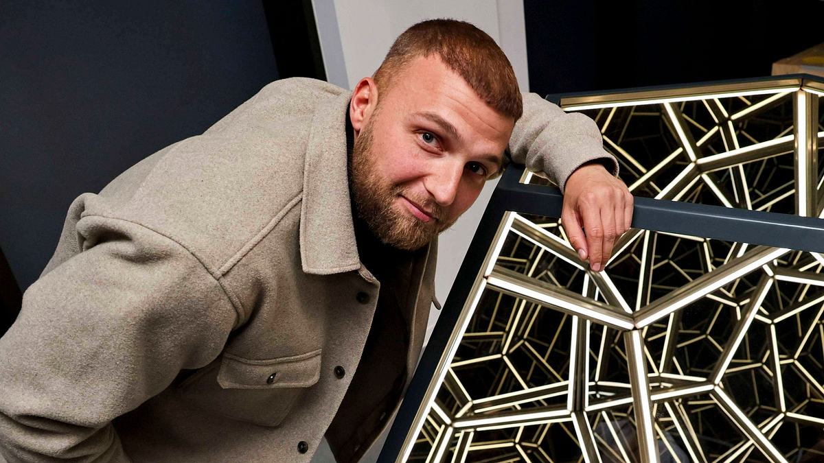Filip Pavlovic wird bei „Reality Queens“ ausgetauscht. Filip Pavlovic lehnt an einer Skulptur im Museum der Illusionen.
