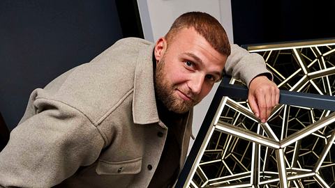 Filip Pavlovic lehnt an einer Skulptur im Museum der Illusionen. - Foto: IMAGO / BREUEL-BILD