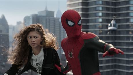 Szene aus Spider-Man: No Way Home mit Spider-Man und MJ - Foto: IMAGO / Picturelux