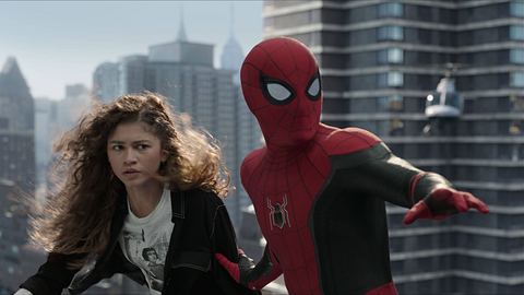 Szene aus Spider-Man: No Way Home mit Spider-Man und MJ - Foto: IMAGO / Picturelux