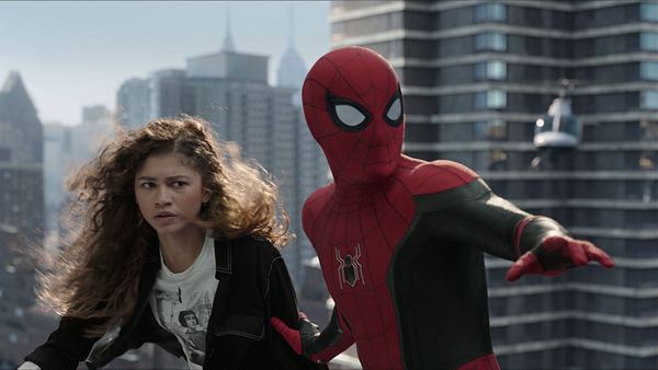 Szene aus Spider-Man: No Way Home mit Spider-Man und MJ - Foto: IMAGO / Picturelux