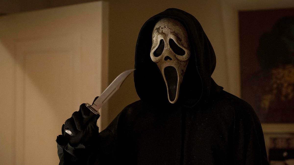 Szene aus Scream 6 mit Ghostface, der ein Messer hält