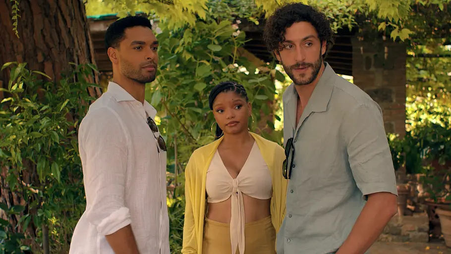 Michael (Regé-Jean Page), Anna (Halle Bailey) und Matteo (Lorenzo de Moor) im Film „You, Me & Italy“.