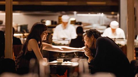 Pedro Pascal küsst die Hand von Dakota Johnson - Foto: IMAGO / Landmark Media