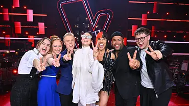 Finalisten von The Voice of Germany 2025 von links nach rechts: Anne Mosters, Greta Heimann, Max Pesé, Bernarda Brunovic, Oxa, Vaco José Mano, Marvin Tapper auf der Bühne. Sie zeigen alle das Peace-Zeichen. - Foto: Seven.One Entertainment Group GmbH Finalisten von The Voice of Germany 2025 von links nach rechts: Anne Mosters, Greta Heimann, Max Pesé, Bernarda Brunovic, Oxa, Vaco José Mano, Marvin Tapper auf der Bühne. Sie zeigen alle das Peace-Zeichen. - Foto: Seven.One Entertainment Group GmbH