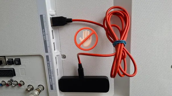 Fire TV Stick an USB-Anschluss des TVs angeschlossen, ohne Netzstcker - Foto: TV Movie / Privat