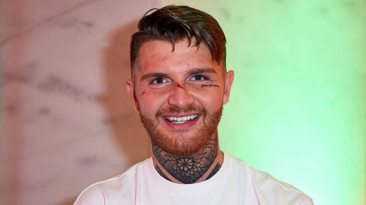 Kevin Platzer „Flocke berichtet von gewalttätigem „Sommerhaus-Kandidat – und er ist das Opfer! Kevin Platzer, auch „Flocke genannt, lächelt in die Kamera. Seine aktuellen Instagram-Stories sind jedoch alles andere als lustig: Er erhebt schwere Vorwürfe der Körperverletzung!