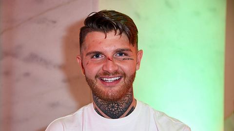 Kevin Platzer, auch „Flocke genannt, lächelt in die Kamera. Seine aktuellen Instagram-Stories sind jedoch alles andere als lustig: Er erhebt schwere Vorwürfe der Körperverletzung! - Foto: IMAGO / Gartner