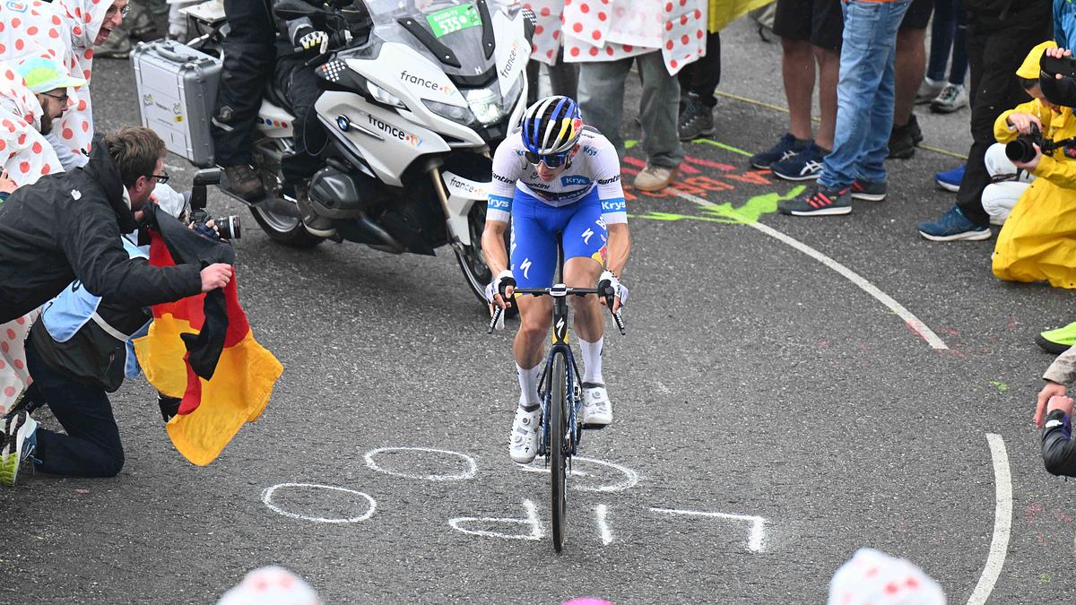 Florian Lipowitz bei der 18. Etappe der Tour de France Florian Lipowitz fährt den Berg bei der 18. Etappe der Tour de France hoch und wird von Fans mit Deutschland-Fahne umzingelt.