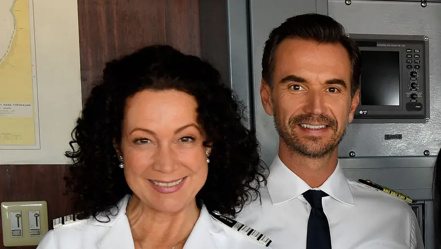 Barbara Wussow reagiert auf Florian-Silbereisen-Kritik Zusammen mit seiner Crew Hanna Liebhold (Barbara Wussow, l.), Dr. Jessica Delgado (Collien Fernandes, 2.v.r.) und Staff-Kapitän Martin Grimm (Daniel Morgenroth, r.) begibt sich Kapitän Max Parger (Florian Silbereisen, 2.v.l) auf eine neue Reise.