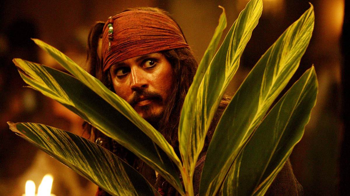 Jack Sparrow schaut durch einen Busch voller Blätter!