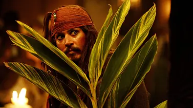 Jack Sparrow schaut durch einen Busch voller Blätter! - Foto: Imago/United Archives