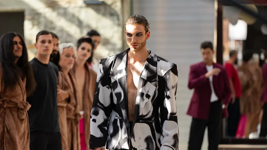 Folge 3 von „Germany's Next Topmodel“ Kandidat Christian (22, Landkreis Oldenburg) probt den Catwalk bei GNTM 2026.
