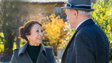Werner (Dirk Galuba r.) ist hin und weg, als er in Folge 4633 von „Sturm der Liebe“, am Freitag (18.09.26) einer attraktiven fremden Frau begegnet (Daniela Ziegler l.). - Foto: © ARD/WDR/Saskia Pavek Werner (Dirk Galuba r.) ist hin und weg, als er in Folge 4633 von „Sturm der Liebe“, am Freitag (18.09.26) einer attraktiven fremden Frau begegnet (Daniela Ziegler l.). - Foto: © ARD/WDR/Saskia Pavek