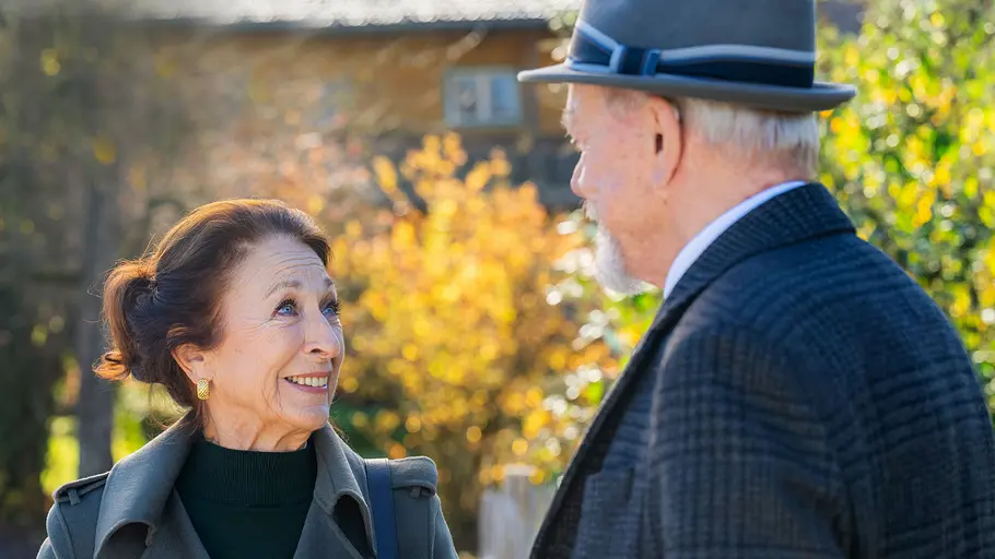 Folge 4633 von „Sturm der Liebe“: Mona und Werner Werner (Dirk Galuba r.) ist hin und weg, als er in Folge 4633 von „Sturm der Liebe“, am Freitag (18.09.26) einer attraktiven fremden Frau begegnet (Daniela Ziegler l.).