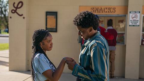 Forever: Justin hält Keishas Hand - Foto: Elizabeth Morris/Netflix