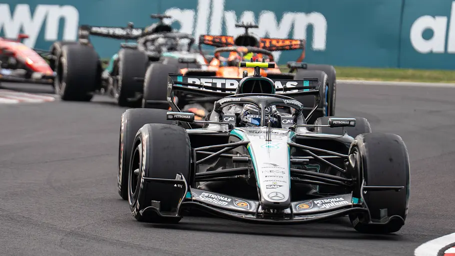Formel 1 Auto Mehrere Formel 1-Auto fahren durch eine Schikane beim Grand Prix von Japan
