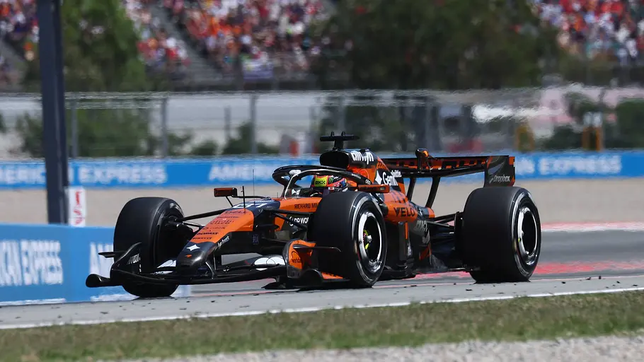 Formel 1 Man sieht den McLaren-Boliden des Fahrers Oscar Piastri beim Grand Prix von Catalunya.