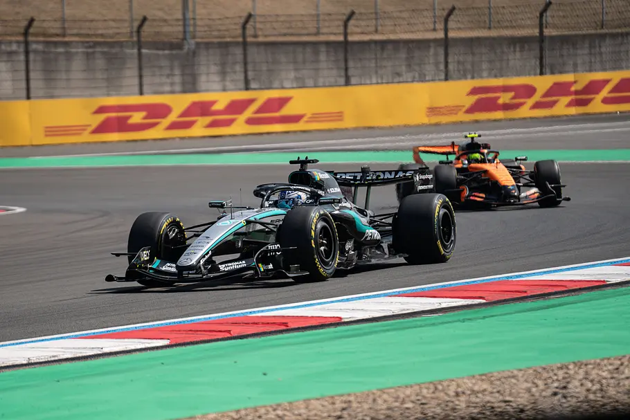 Formel 1 Mercedes-AMG-Petronas-F1-Teamfahrer George Russell (Startnummer 63, Großbritannien) auf der Strecke, dicht gefolgt von McLaren-Fahrer Lando Norris (Startnummer 1, Großbritannien) beim Formel-1-Großen Preis von China 2026.