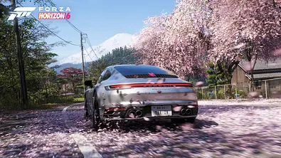 Ein Porsche fährt durch die Kirschblüten-Landschaft von Forza Horizon 6 - Foto: Microsoft / Playground Games