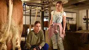 Lilly Engel schaut besorgt ihre Freundin an - Foto: Barbara Bauriedl/ZDF