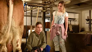 Lilly Engel schaut besorgt ihre Freundin an - Foto: Barbara Bauriedl/ZDF
