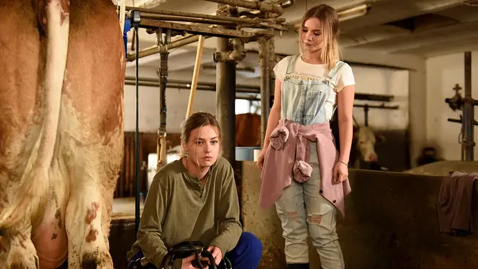 Lilly Engel schaut besorgt ihre Freundin an - Foto: Barbara Bauriedl/ZDF