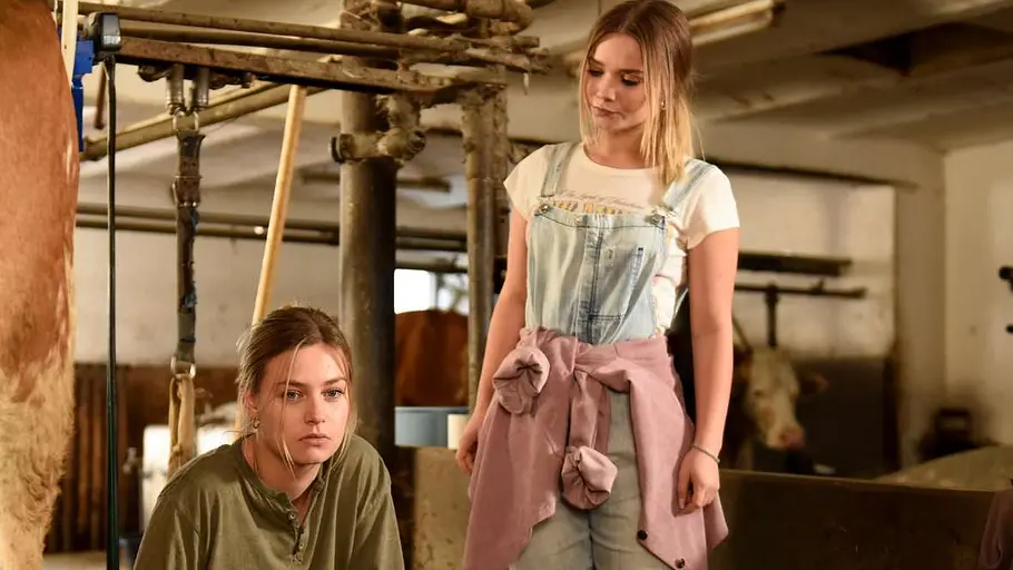 Lilly Engel schaut besorgt ihre Freundin an