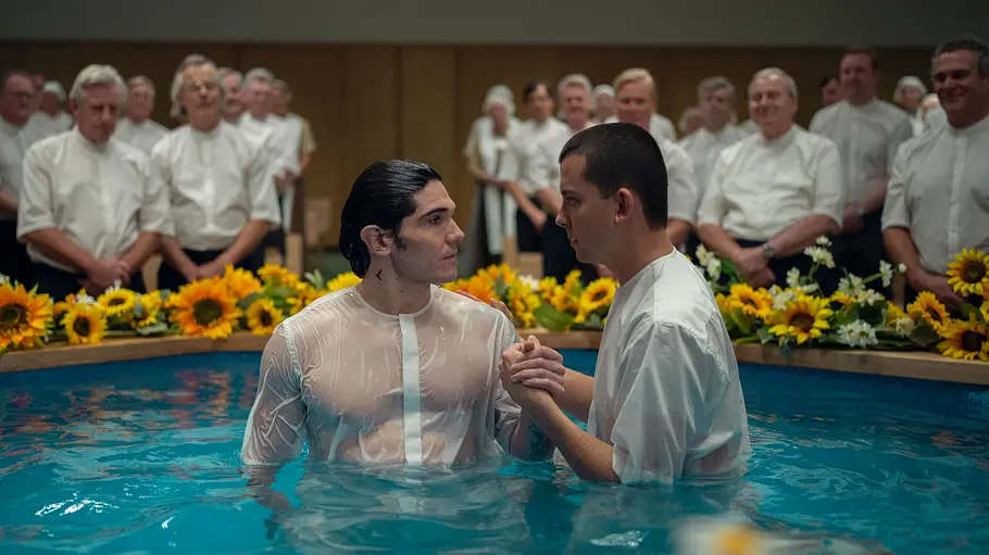 Sam (Fra Fee) lässt sich in „Unchosen“ von Adam (Asa Butterfield) taufen, um sich in die Gemeinschaft einzuschleichen. 